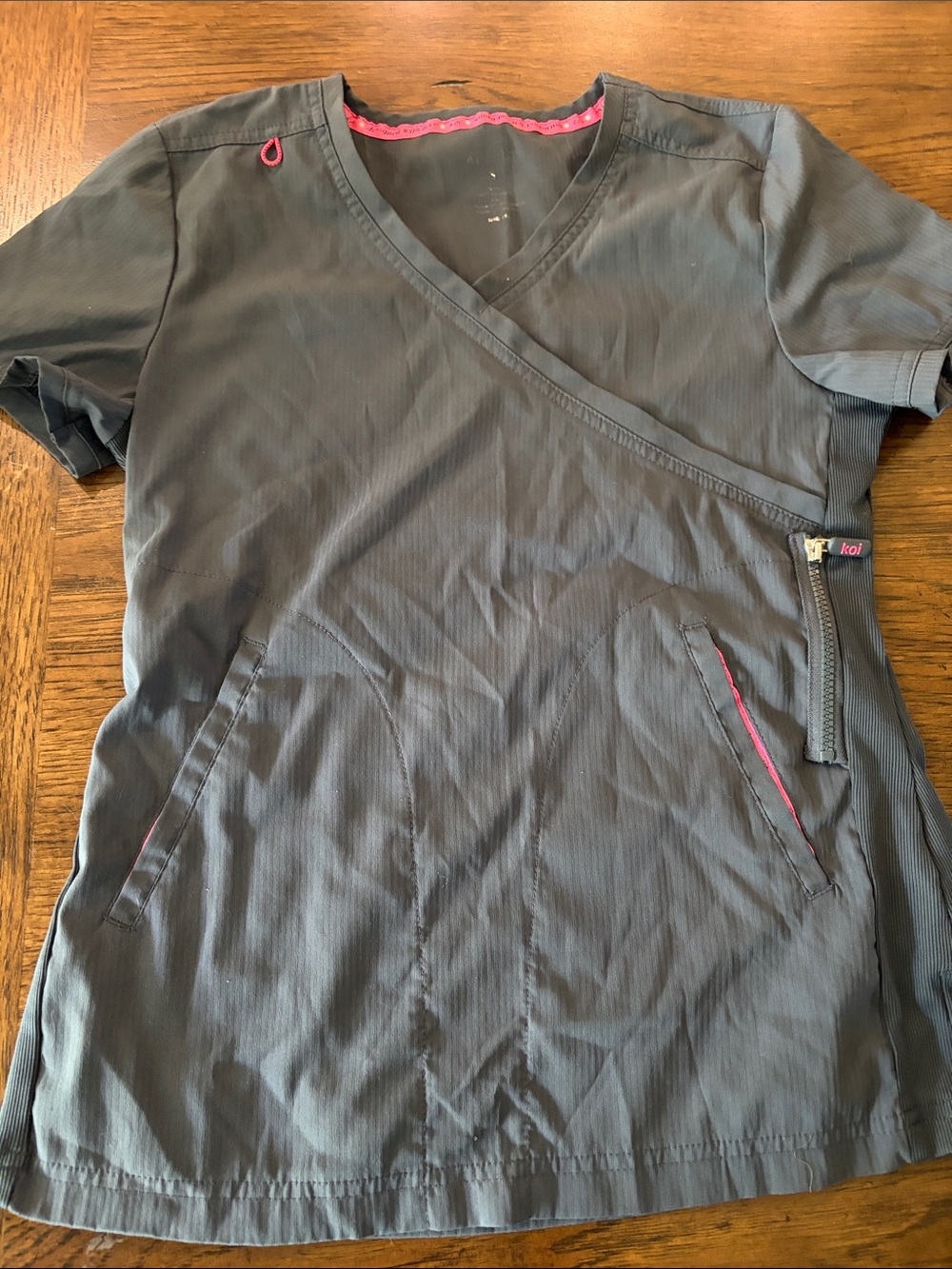 koi Women’s Size S Short Sleeve Scrub Top - Charcoal with Pink Trim